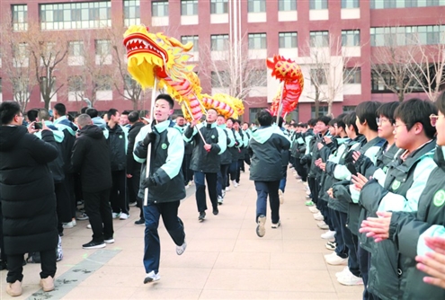 济南市历城第二中学2024年春季开学典礼,同学们挥舞两条巨龙演绎出龙行少年的魄力 本专题摄影 记者 赵天羿